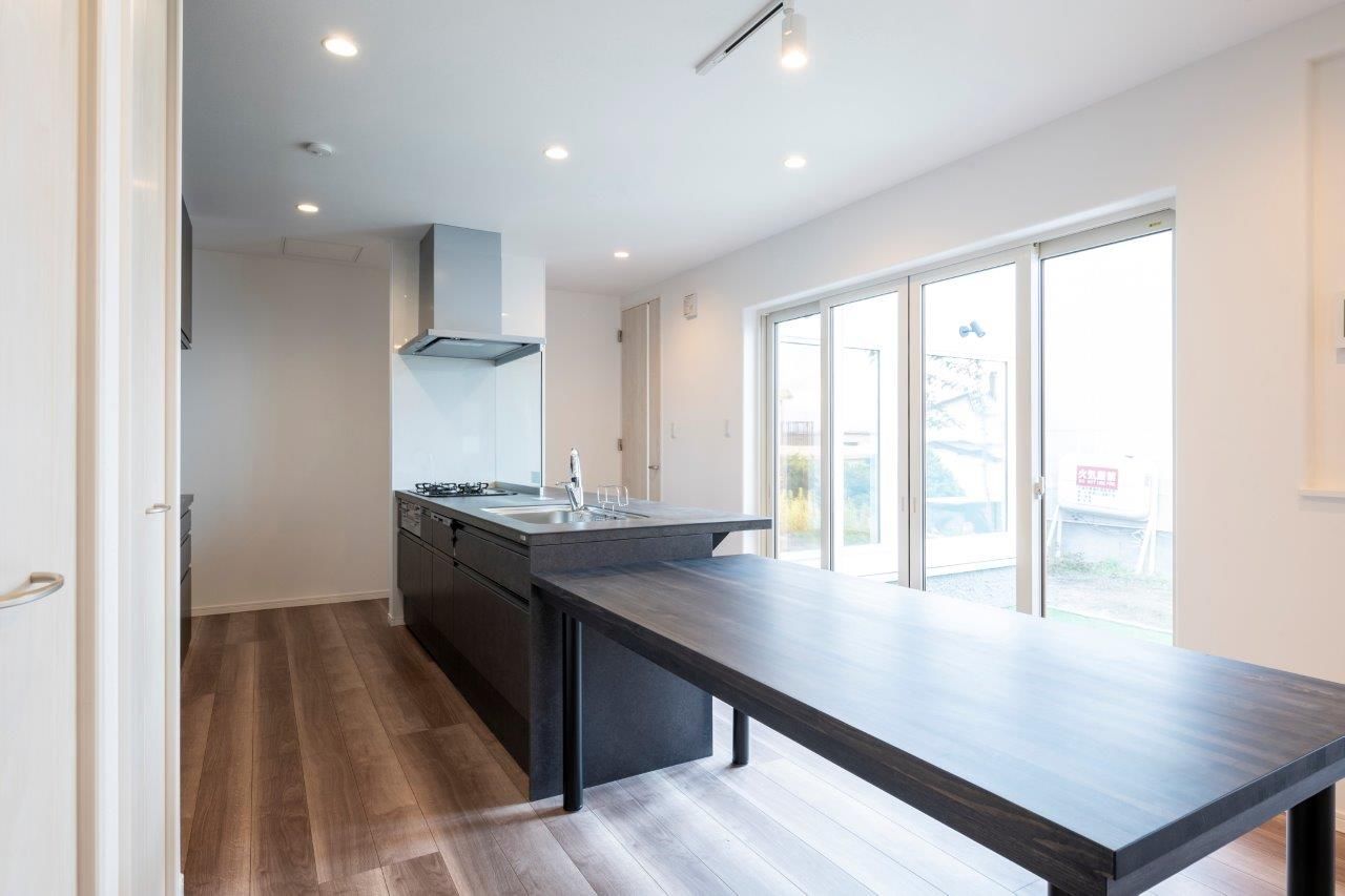 maida koumuten 【ビルトインガレージ/中庭/江別市/店舗併用/間取り】オープンキッチンから中庭を楽しめるこだわりの住まいの建築実例画像3