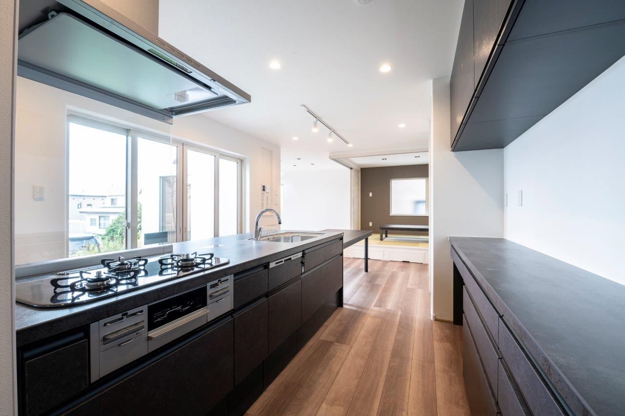 maida koumuten 【ビルトインガレージ/中庭/江別市/店舗併用/間取り】オープンキッチンから中庭を楽しめるこだわりの住まいの建築実例画像4