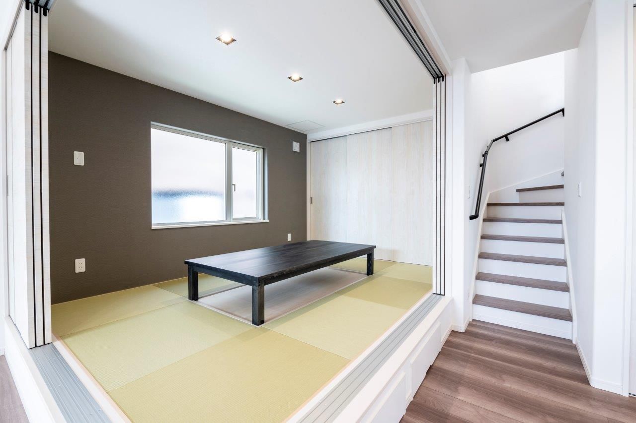 maida koumuten 【ビルトインガレージ/中庭/江別市/店舗併用/間取り】オープンキッチンから中庭を楽しめるこだわりの住まいの建築実例画像5