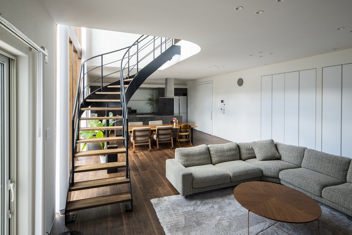 maida koumuten 【札幌市/ビルトインガレージ】建築士と作る家・大開口のインナーガレージと中庭のある邸宅の建築実例画像4