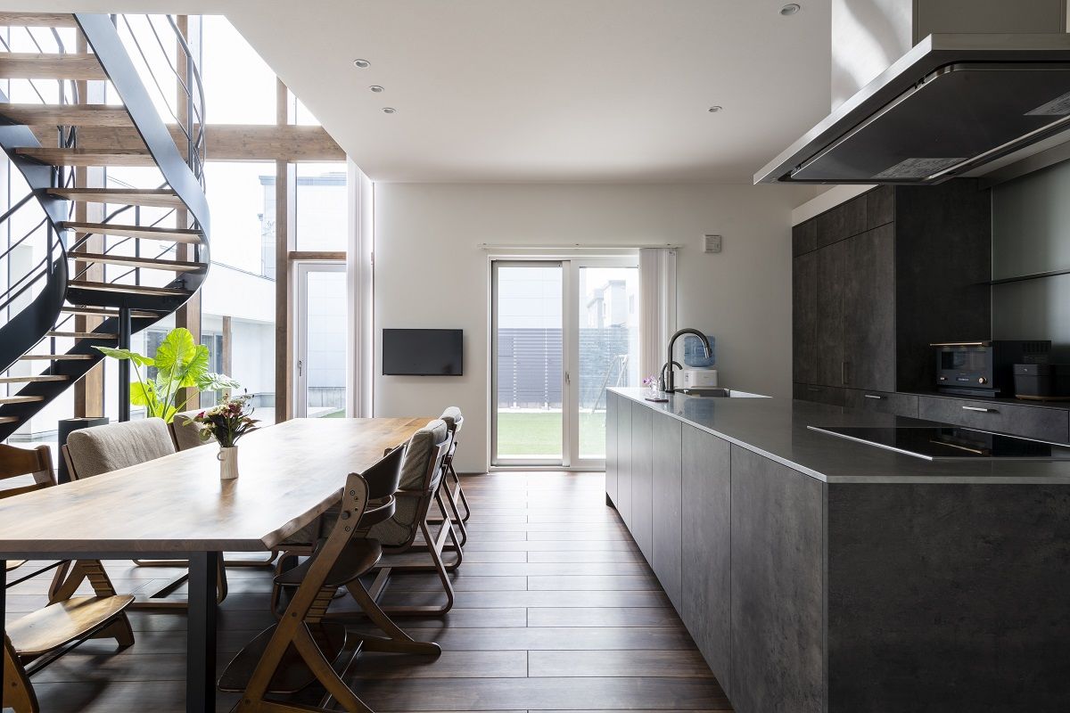 maida koumuten 【札幌市/ビルトインガレージ】建築士と作る家・大開口のインナーガレージと中庭のある邸宅の建築実例画像6