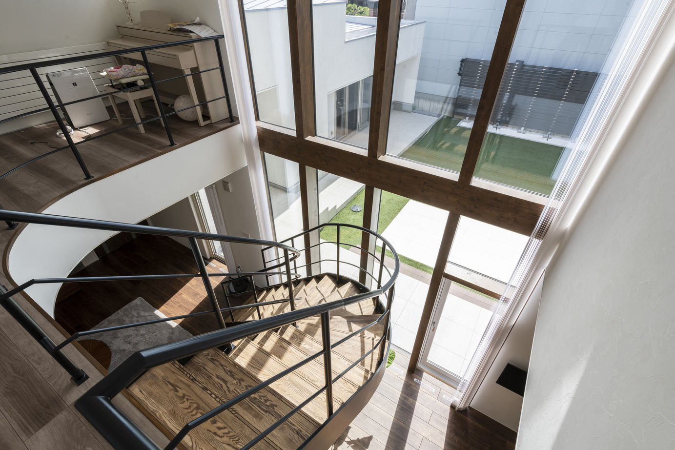 maida koumuten 【札幌市/ビルトインガレージ】建築士と作る家・大開口のインナーガレージと中庭のある邸宅の建築実例画像7