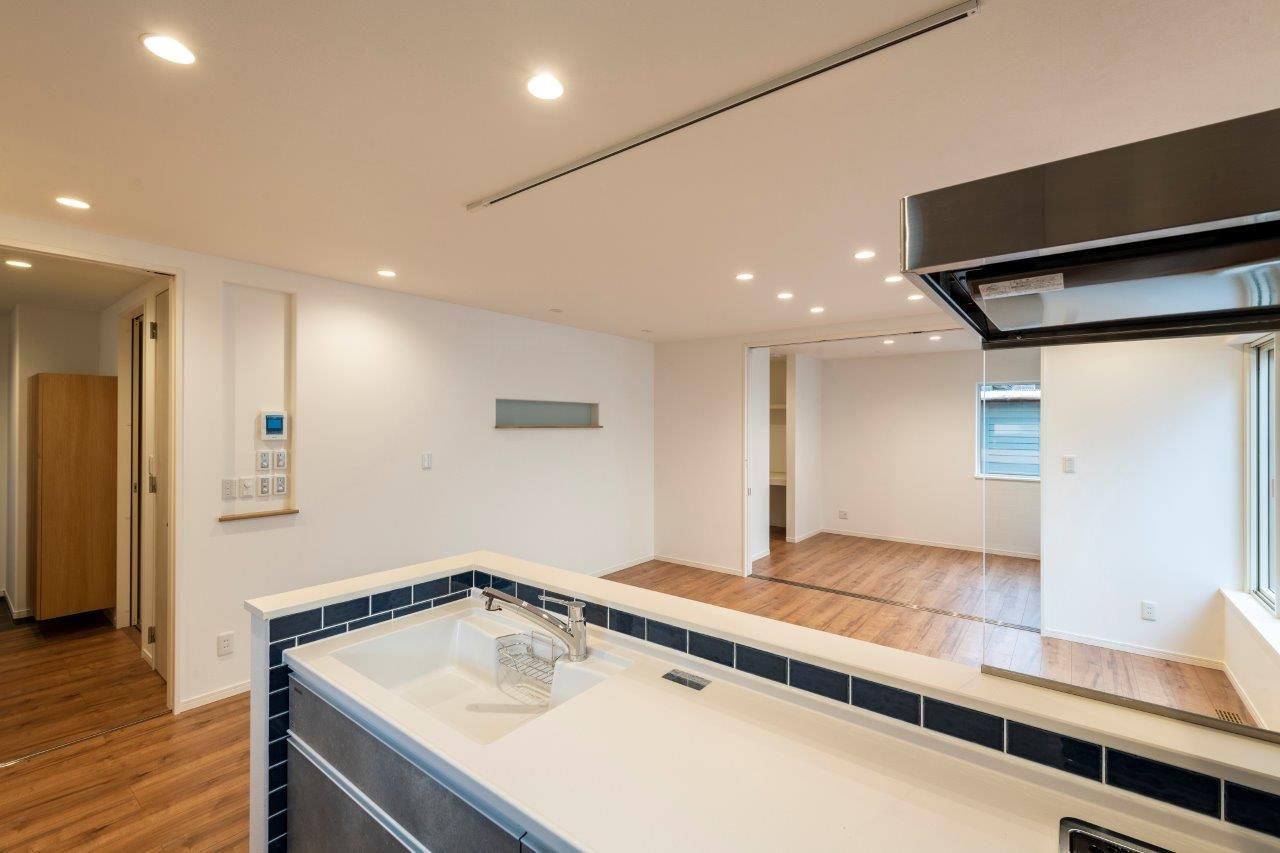 maida koumuten 【2000万円台/札幌市/二世帯住宅/間取り】黒ガルバリウムに木目が映える分離型二世帯の家の建築実例画像2