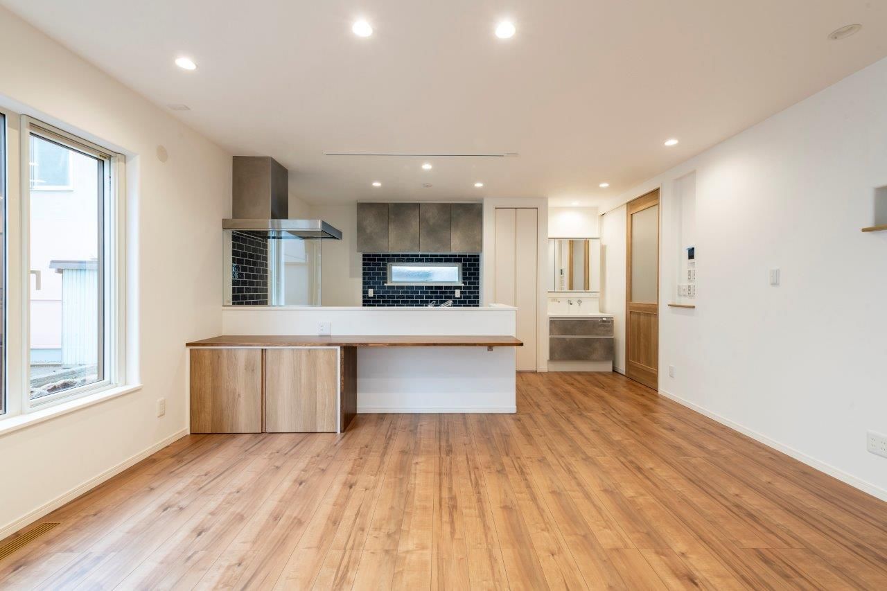 maida koumuten 【2000万円台/札幌市/二世帯住宅/間取り】黒ガルバリウムに木目が映える分離型二世帯の家の建築実例画像3