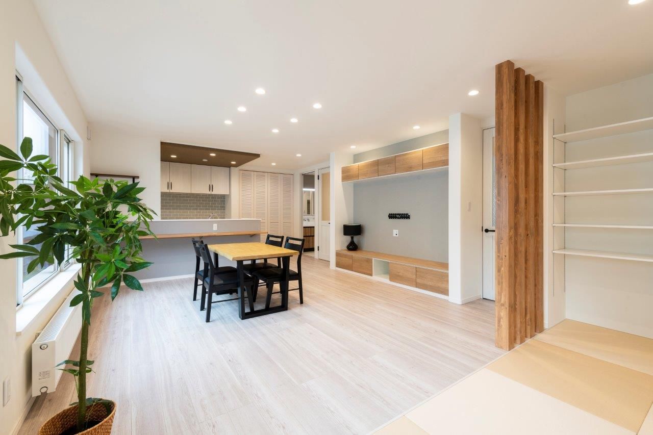 maida koumuten 【2000万円台/札幌市/二世帯住宅/間取り】黒ガルバリウムに木目が映える分離型二世帯の家の建築実例画像4