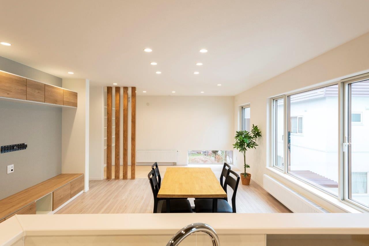 maida koumuten 【2000万円台/札幌市/二世帯住宅/間取り】黒ガルバリウムに木目が映える分離型二世帯の家の建築実例画像6