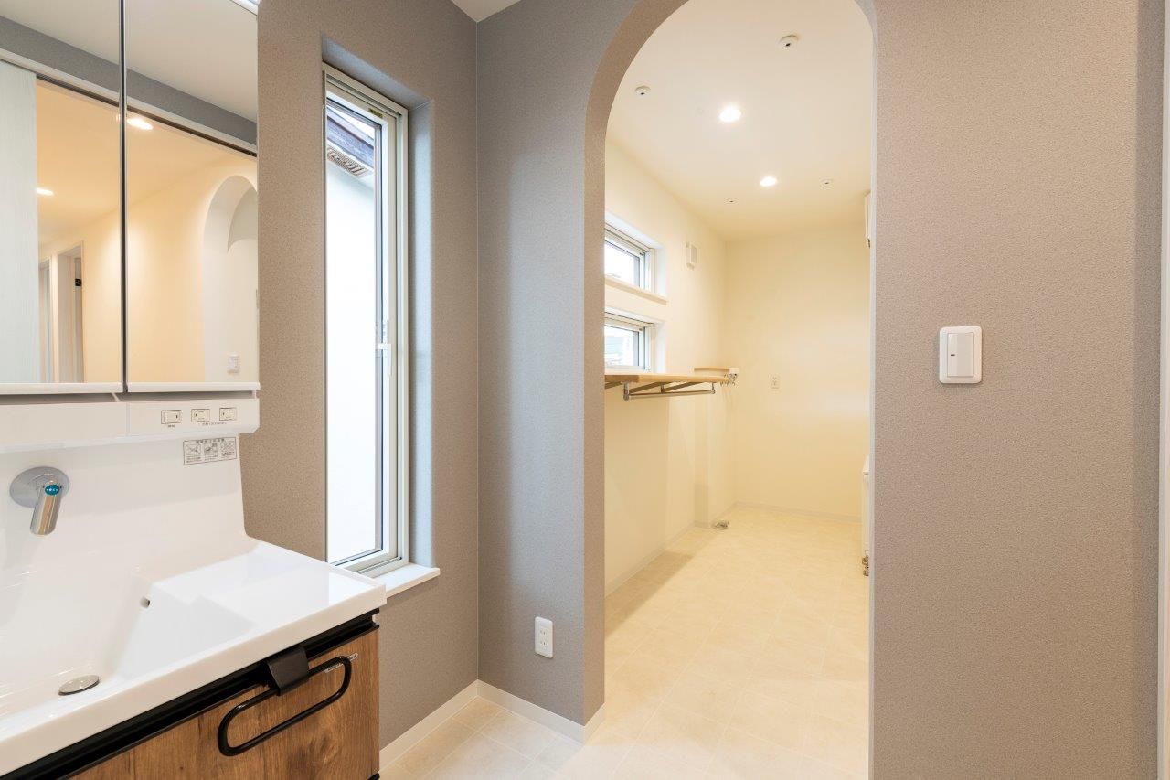 maida koumuten 【2000万円台/札幌市/二世帯住宅/間取り】黒ガルバリウムに木目が映える分離型二世帯の家の建築実例画像7