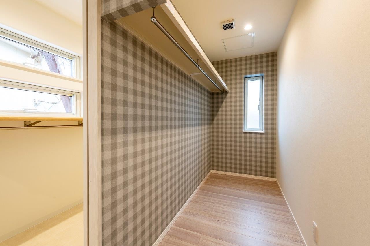 maida koumuten 【2000万円台/札幌市/二世帯住宅/間取り】黒ガルバリウムに木目が映える分離型二世帯の家の建築実例画像8