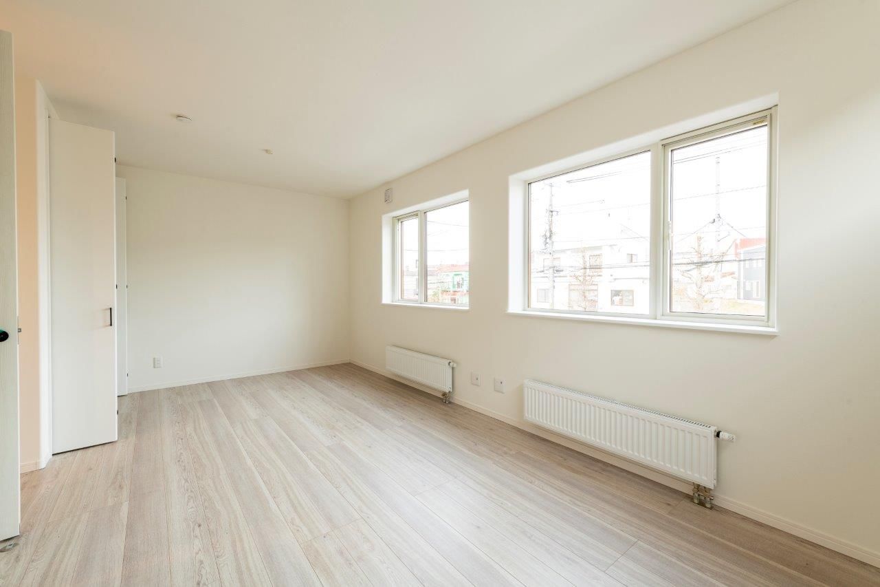 maida koumuten 【2000万円台/札幌市/二世帯住宅/間取り】黒ガルバリウムに木目が映える分離型二世帯の家の建築実例画像9