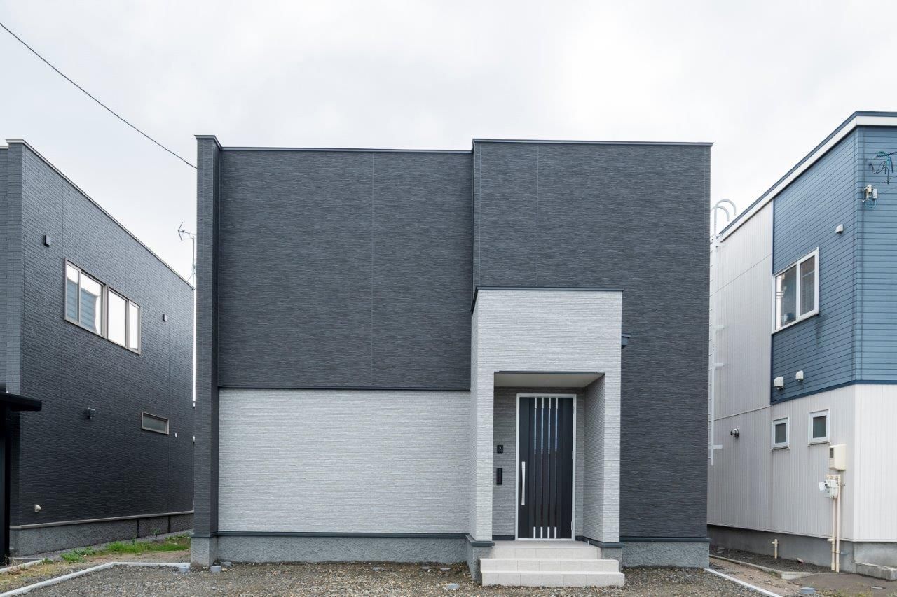 maida koumuten 【2000万円台/札幌市/床暖房/３LDK間取り】大きな窓とコンクリートテラスが特徴の開放的な住まいの建築実例画像1