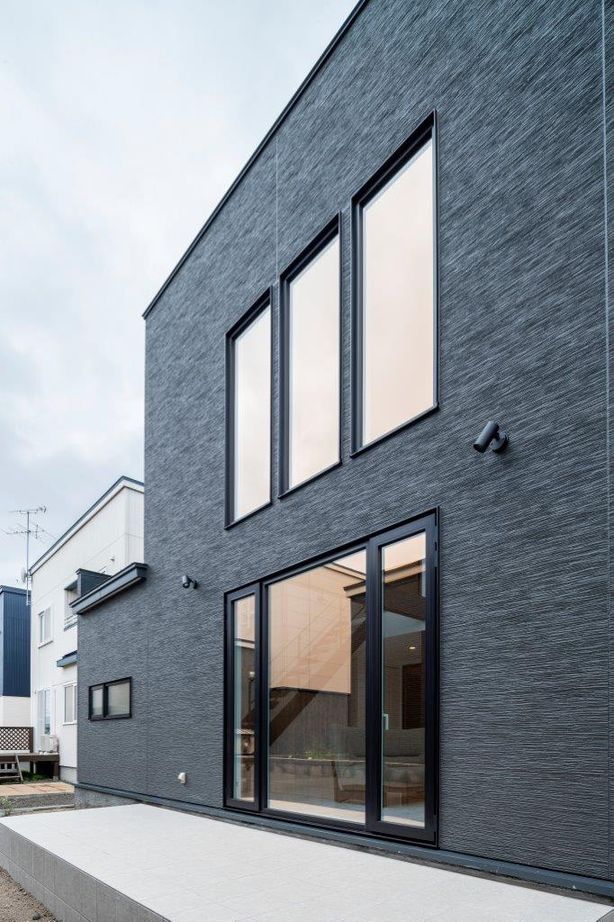 maida koumuten 【2000万円台/札幌市/床暖房/３LDK間取り】大きな窓とコンクリートテラスが特徴の開放的な住まいの建築実例画像2