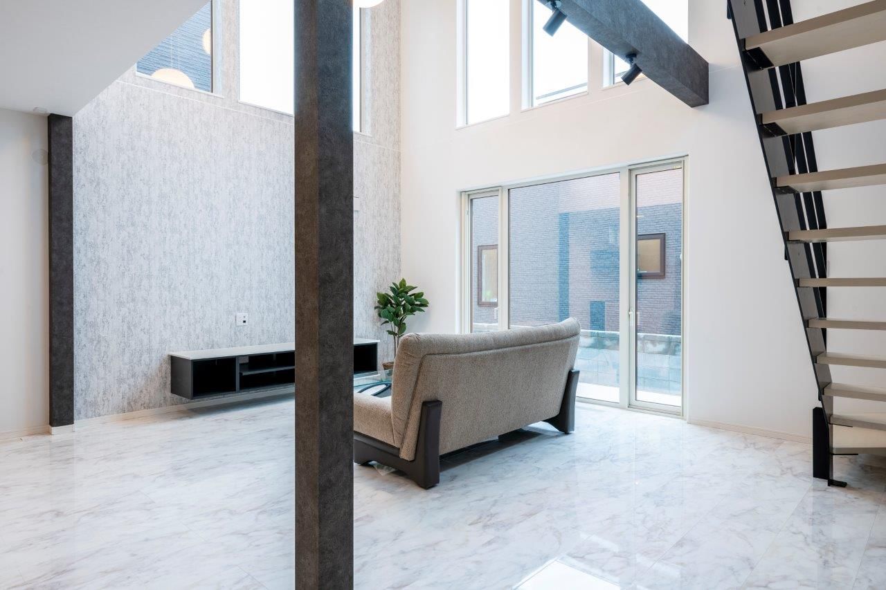 maida koumuten 【2000万円台/札幌市/床暖房/３LDK間取り】大きな窓とコンクリートテラスが特徴の開放的な住まいの建築実例画像3