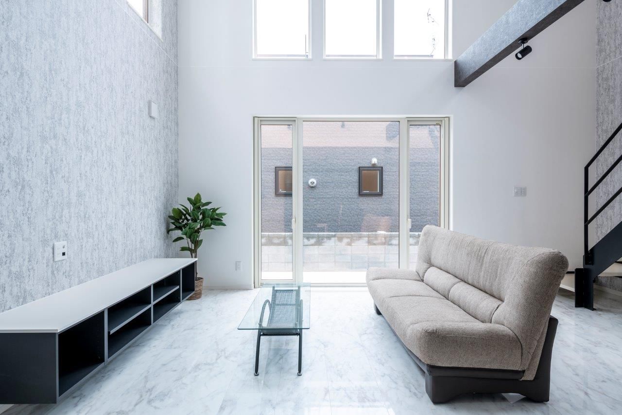 maida koumuten 【2000万円台/札幌市/床暖房/３LDK間取り】大きな窓とコンクリートテラスが特徴の開放的な住まいの建築実例画像4