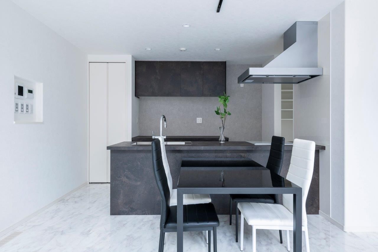 maida koumuten 【2000万円台/札幌市/床暖房/３LDK間取り】大きな窓とコンクリートテラスが特徴の開放的な住まいの建築実例画像5