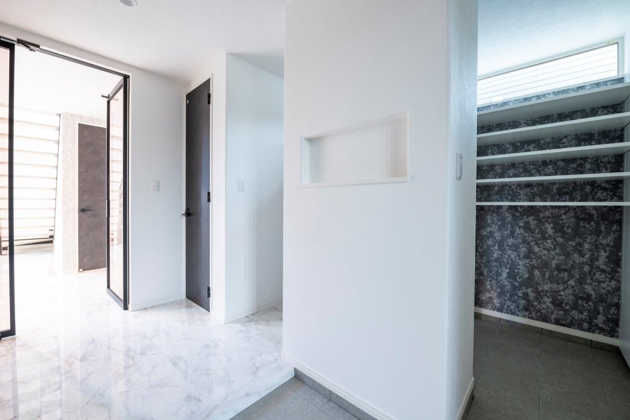 maida koumuten 【2000万円台/札幌市/床暖房/３LDK間取り】大きな窓とコンクリートテラスが特徴の開放的な住まいの建築実例画像7