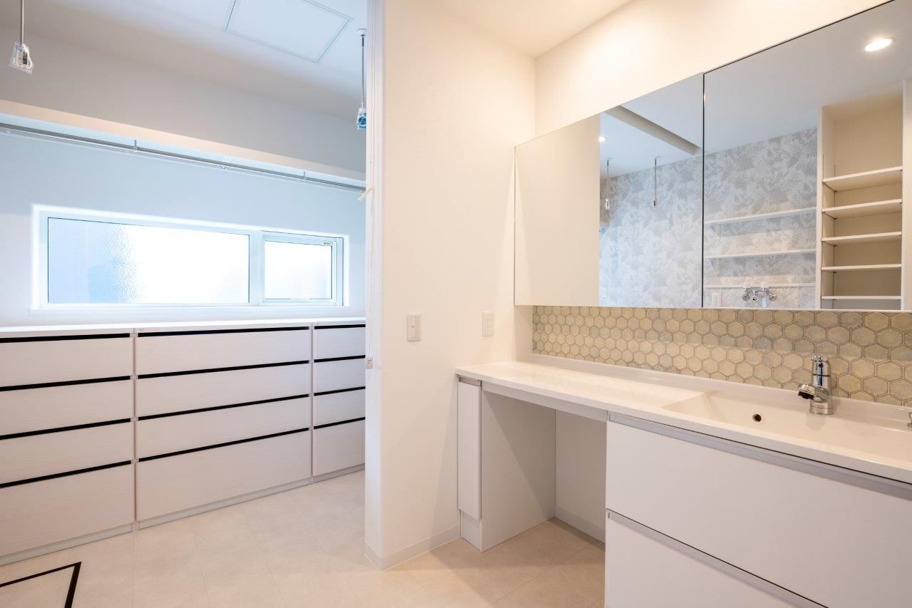 maida koumuten 【2000万円台/札幌市/床暖房/３LDK間取り】大きな窓とコンクリートテラスが特徴の開放的な住まいの建築実例画像9