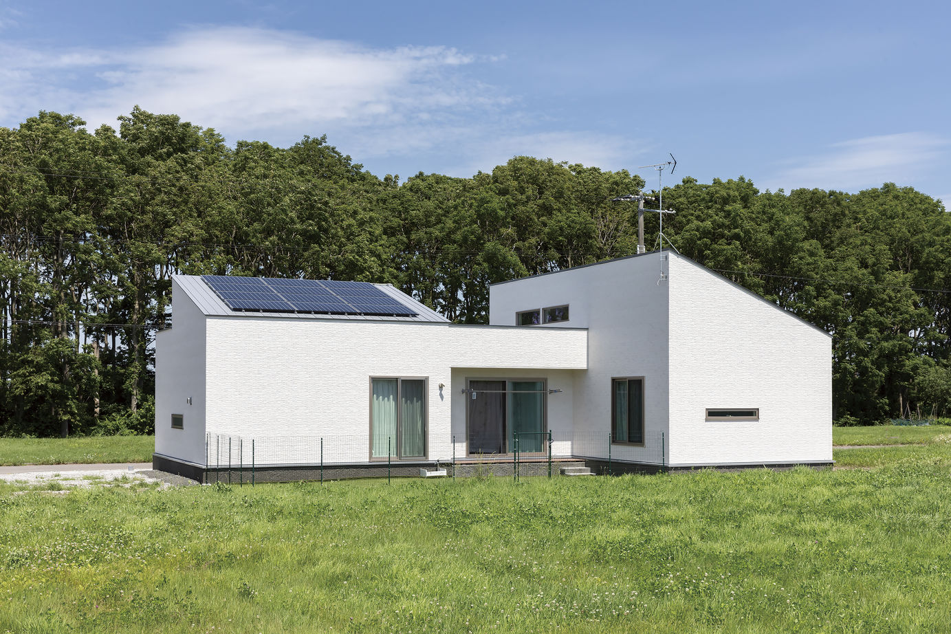 maida koumuten 【ビルドインガレージ×ZEH×平屋】妥協０のデザイン・経済性・暮しやすさ…愛犬も伸び伸びドッグラン付きの建築実例画像1