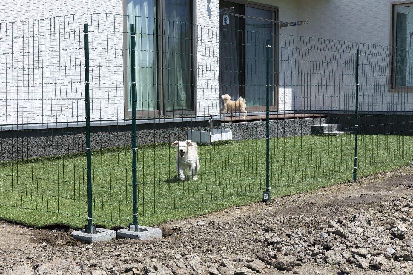 maida koumuten 【ビルドインガレージ×ZEH×平屋】妥協０のデザイン・経済性・暮しやすさ…愛犬も伸び伸びドッグラン付きの建築実例画像2