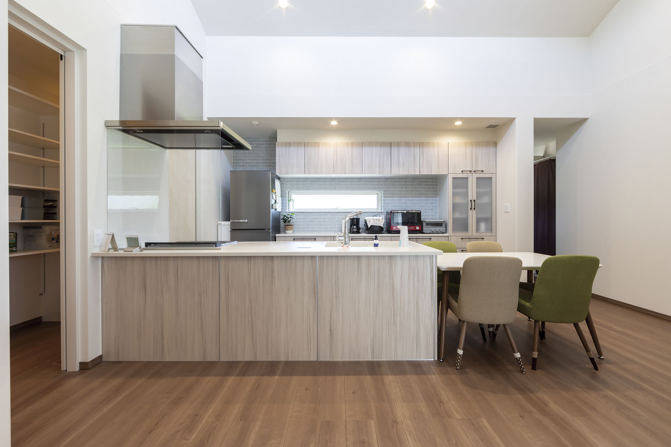 maida koumuten 【ビルドインガレージ×ZEH×平屋】妥協０のデザイン・経済性・暮しやすさ…愛犬も伸び伸びドッグラン付きの建築実例画像4