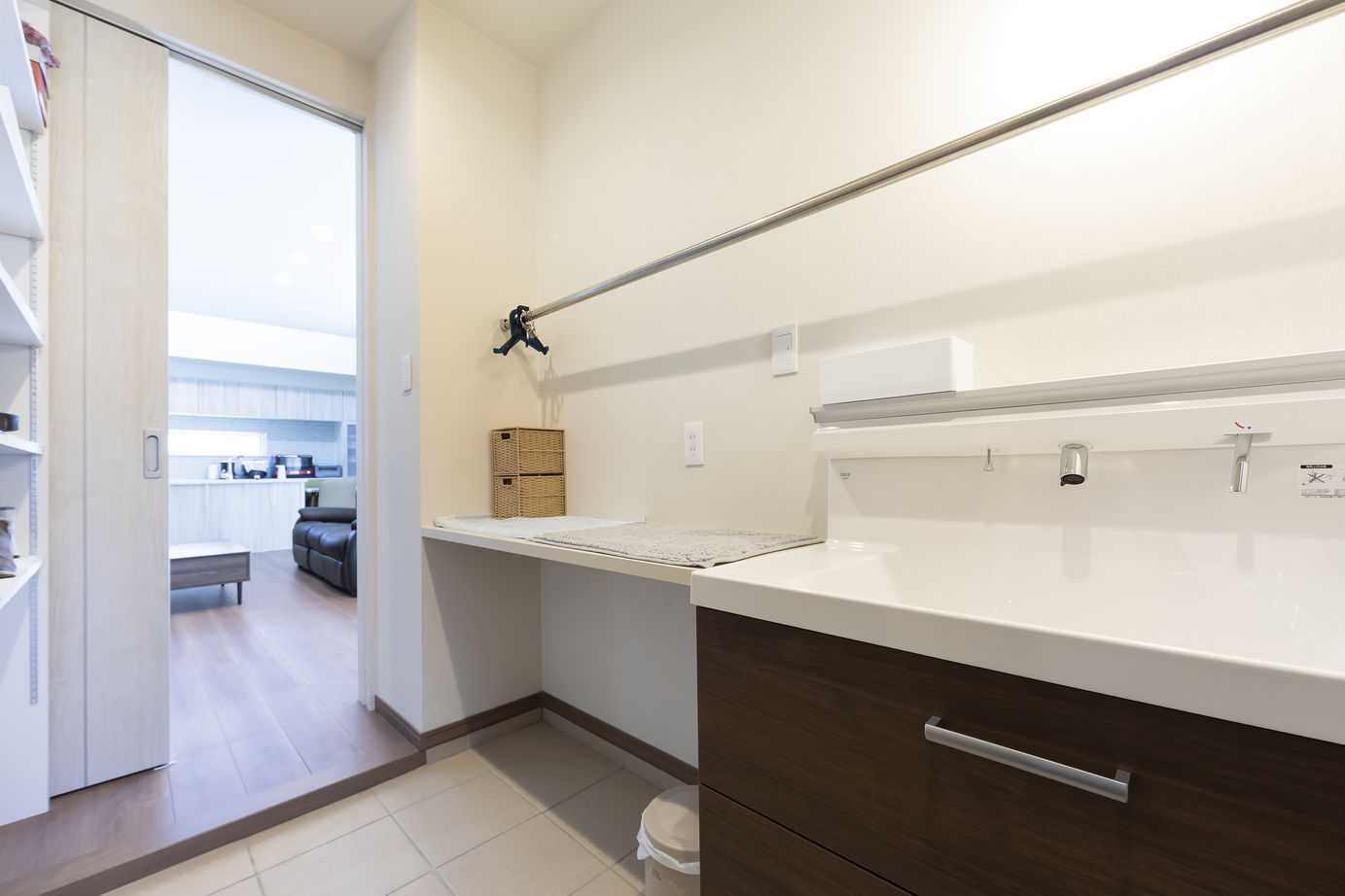 maida koumuten 【ビルドインガレージ×ZEH×平屋】妥協０のデザイン・経済性・暮しやすさ…愛犬も伸び伸びドッグラン付きの建築実例画像9