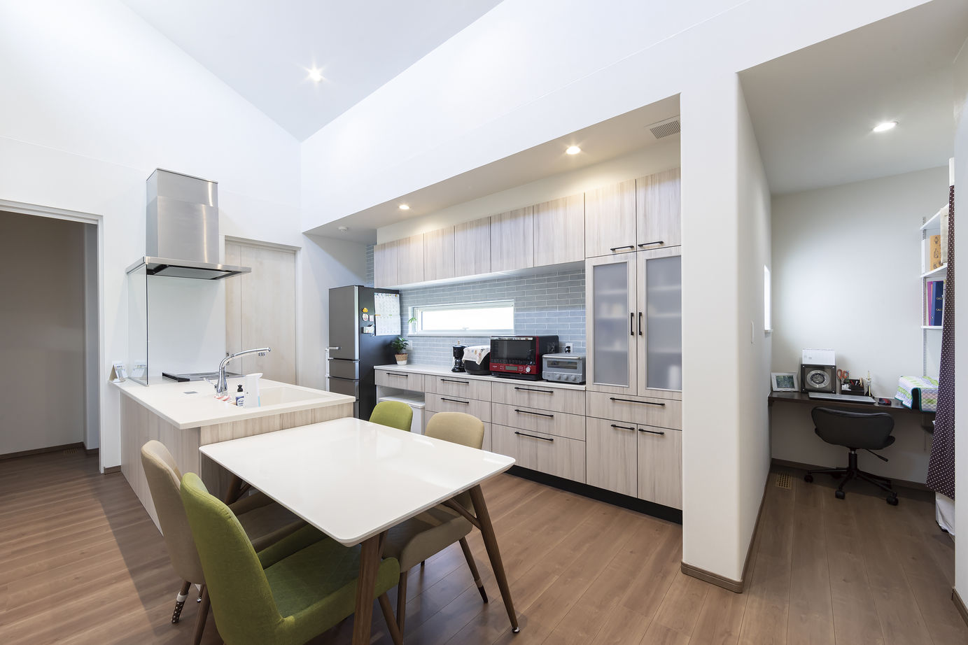 maida koumuten 【ビルドインガレージ×ZEH×平屋】妥協０のデザイン・経済性・暮しやすさ…愛犬も伸び伸びドッグラン付きの建築実例画像11