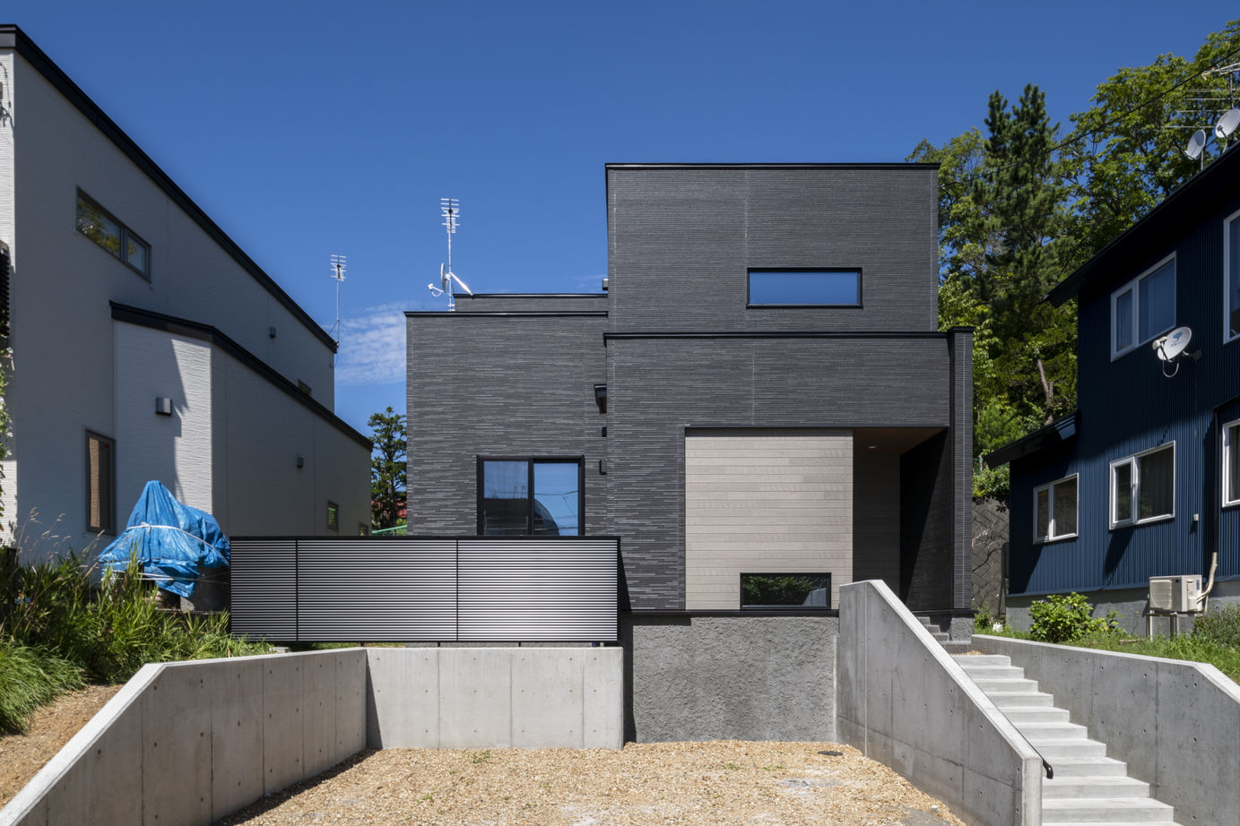 maida koumuten 【札幌市/2000万円台/家事動線/３LDK間取り】縦空間が特徴的な生活動線が考えられたデザイン住宅の建築実例画像1