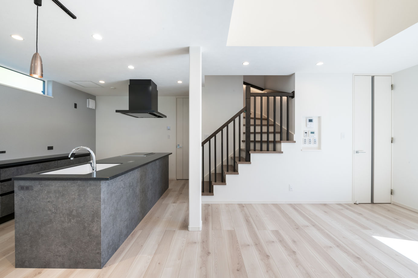 maida koumuten 【札幌市/2000万円台/家事動線/３LDK間取り】縦空間が特徴的な生活動線が考えられたデザイン住宅の建築実例画像3