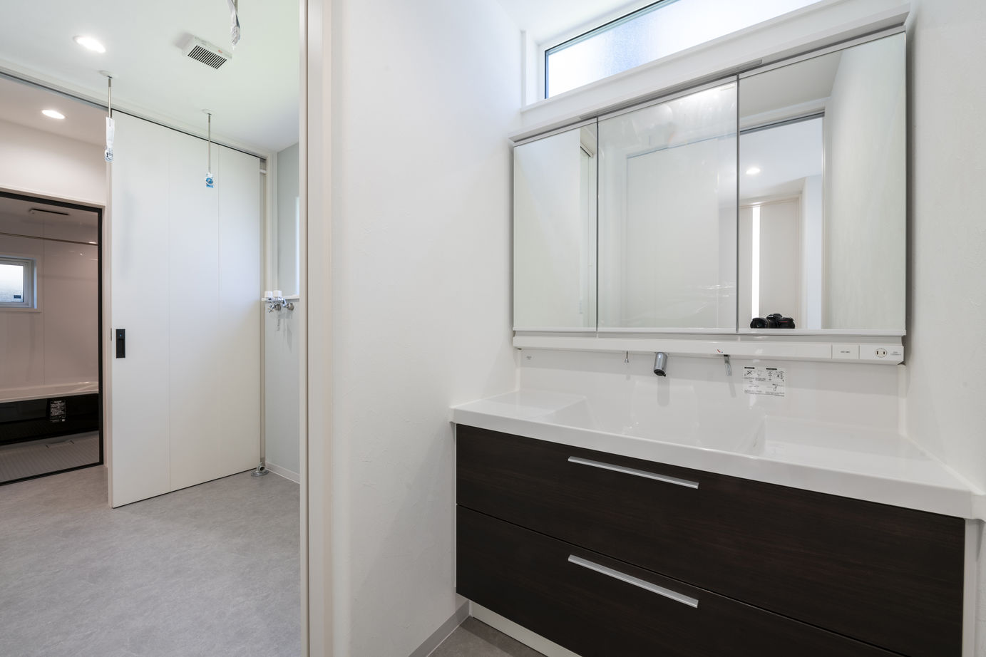 maida koumuten 【札幌市/2000万円台/家事動線/３LDK間取り】縦空間が特徴的な生活動線が考えられたデザイン住宅の建築実例画像6