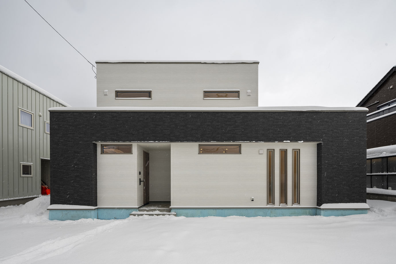 maida koumuten 【札幌市/2000万円台/４LDK間取り】リビングの二本柱が特徴的な白を基調とした温かみのある家の建築実例画像1