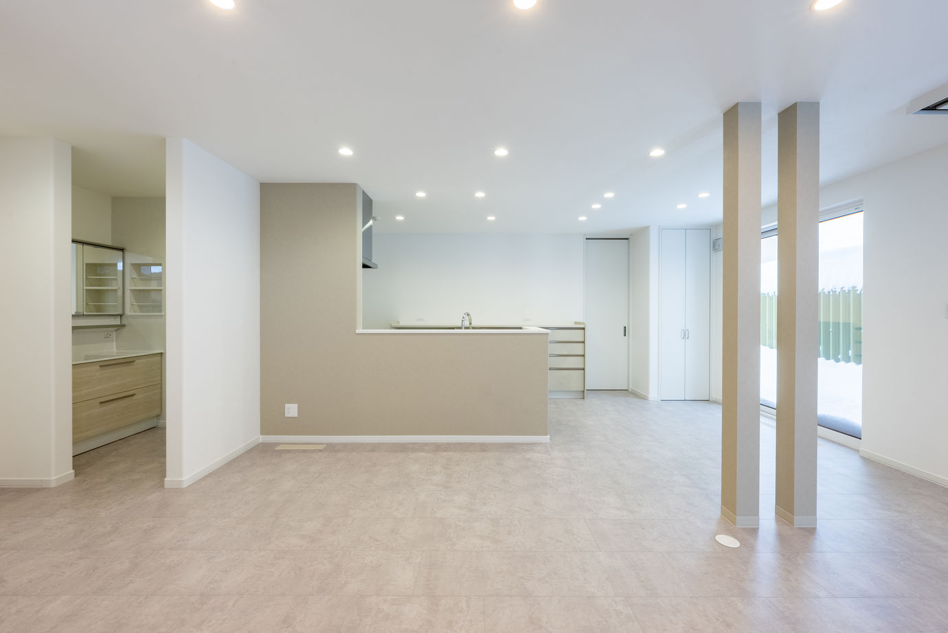 maida koumuten 【札幌市/2000万円台/４LDK間取り】リビングの二本柱が特徴的な白を基調とした温かみのある家の建築実例画像2