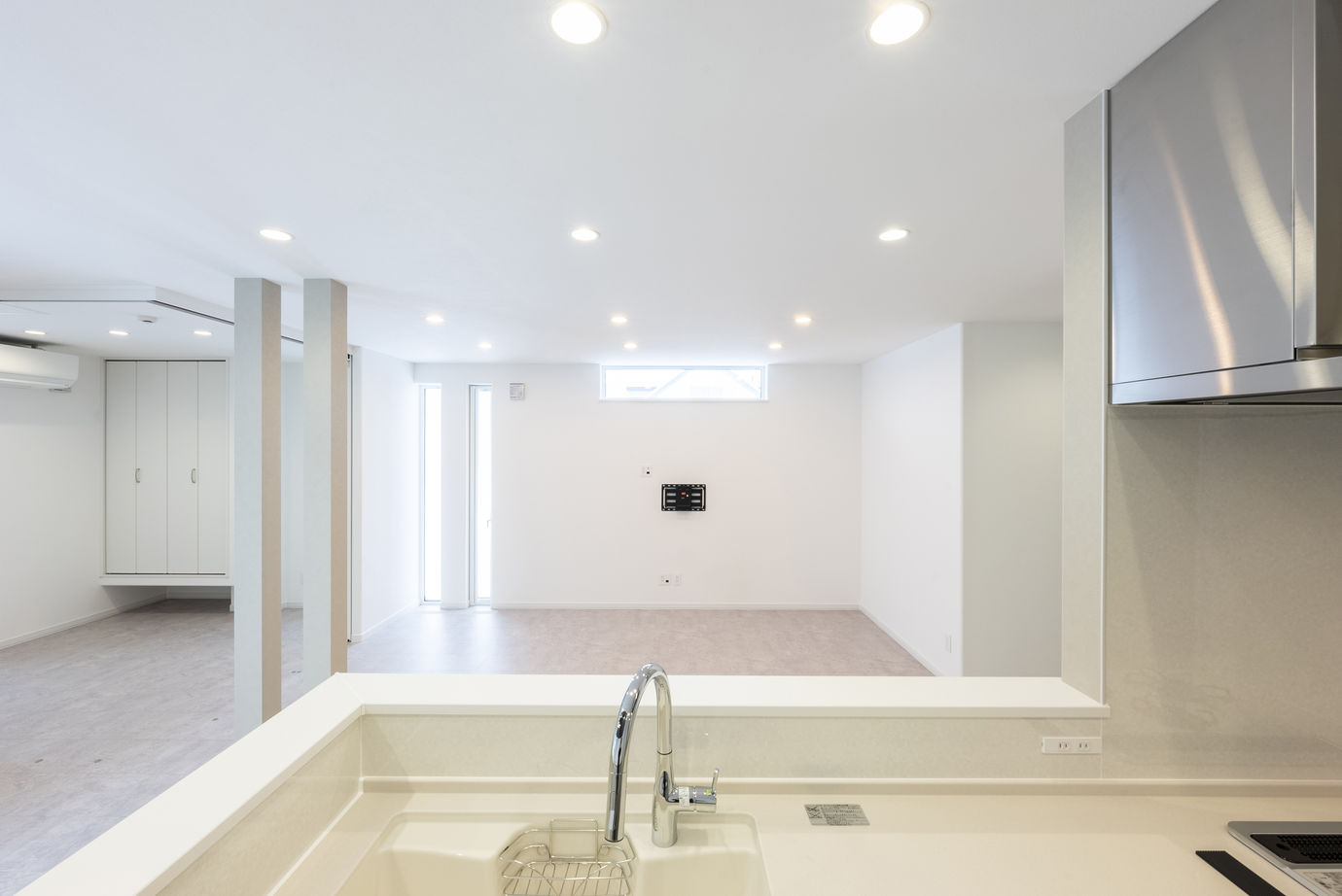 maida koumuten 【札幌市/2000万円台/４LDK間取り】リビングの二本柱が特徴的な白を基調とした温かみのある家の建築実例画像3