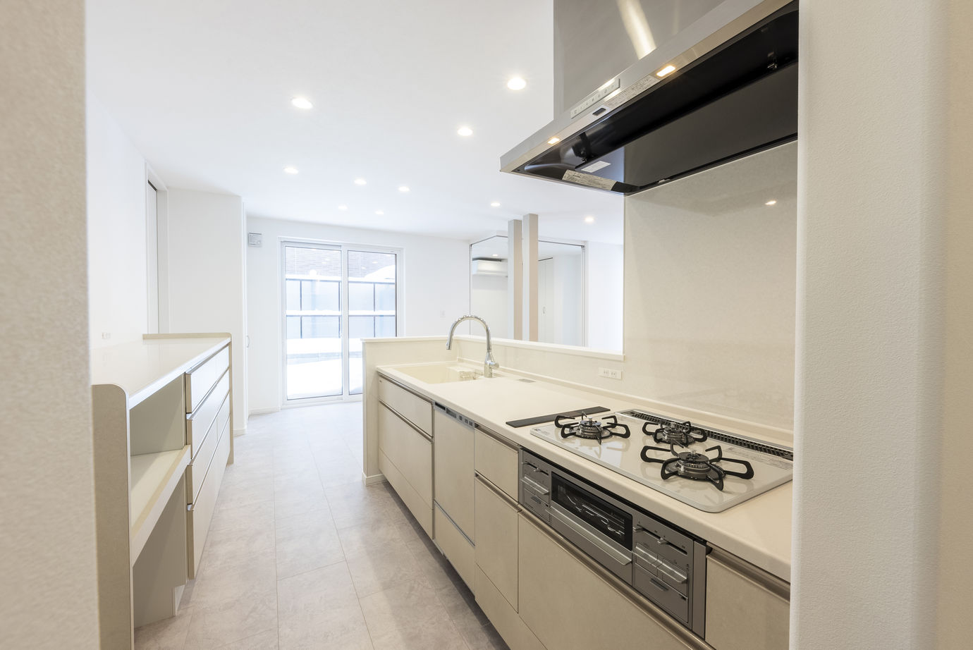 maida koumuten 【札幌市/2000万円台/４LDK間取り】リビングの二本柱が特徴的な白を基調とした温かみのある家の建築実例画像4