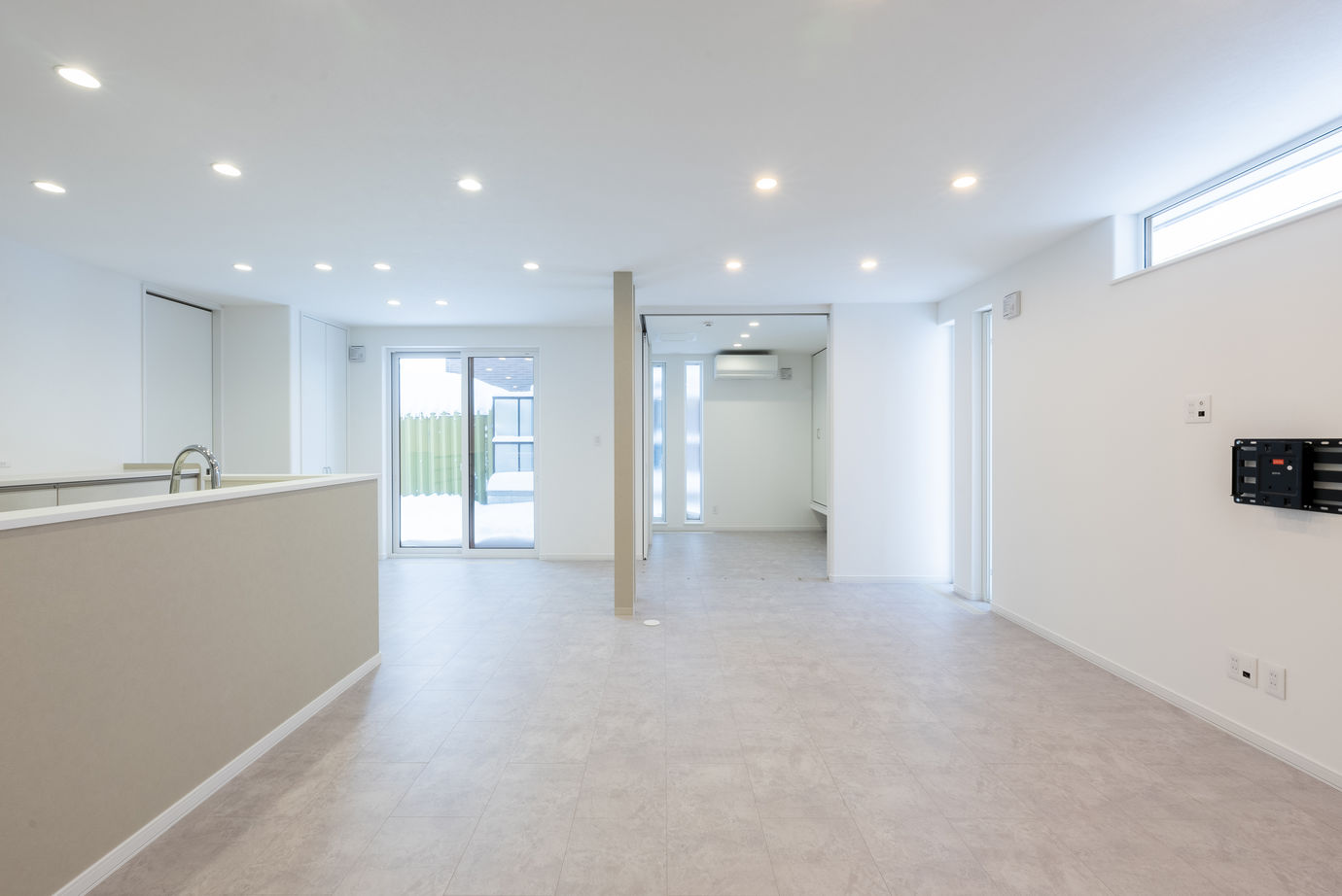 maida koumuten 【札幌市/2000万円台/４LDK間取り】リビングの二本柱が特徴的な白を基調とした温かみのある家の建築実例画像5