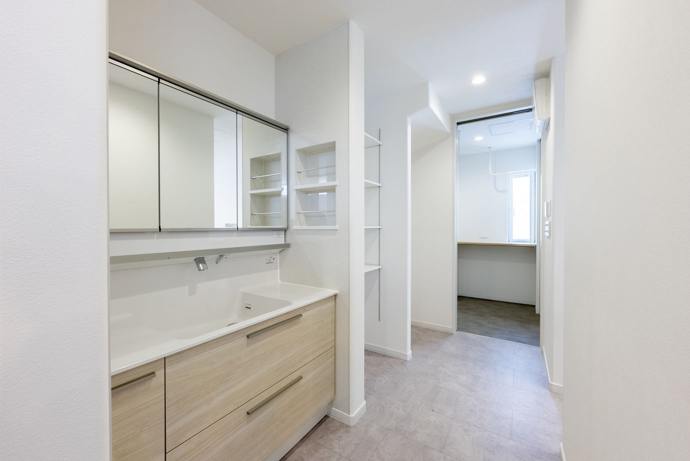 maida koumuten 【札幌市/2000万円台/４LDK間取り】リビングの二本柱が特徴的な白を基調とした温かみのある家の建築実例画像6