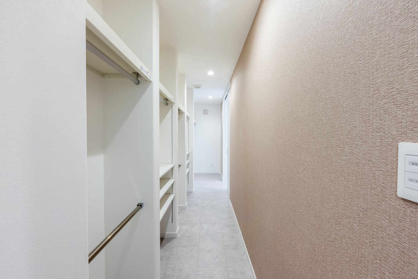 maida koumuten 【札幌市/2000万円台/４LDK間取り】リビングの二本柱が特徴的な白を基調とした温かみのある家の建築実例画像8