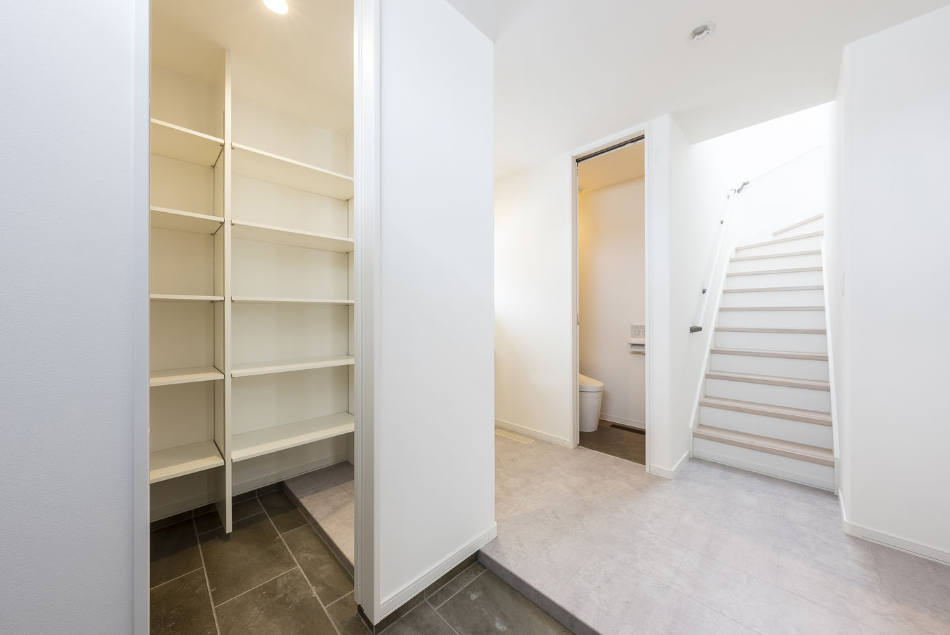 maida koumuten 【札幌市/2000万円台/４LDK間取り】リビングの二本柱が特徴的な白を基調とした温かみのある家の建築実例画像9