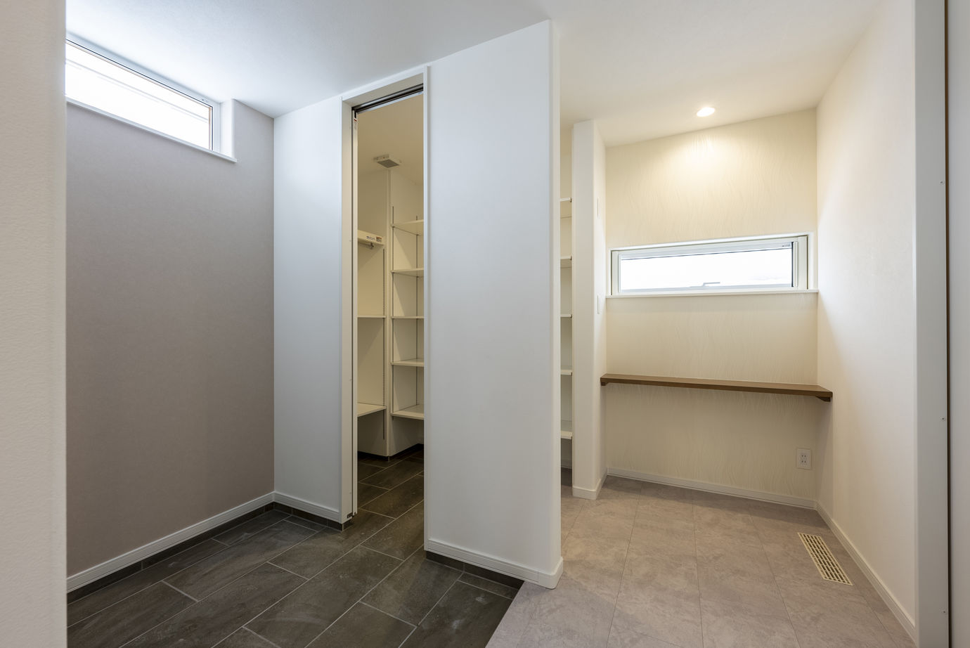 maida koumuten 【札幌市/2000万円台/４LDK間取り】リビングの二本柱が特徴的な白を基調とした温かみのある家の建築実例画像10