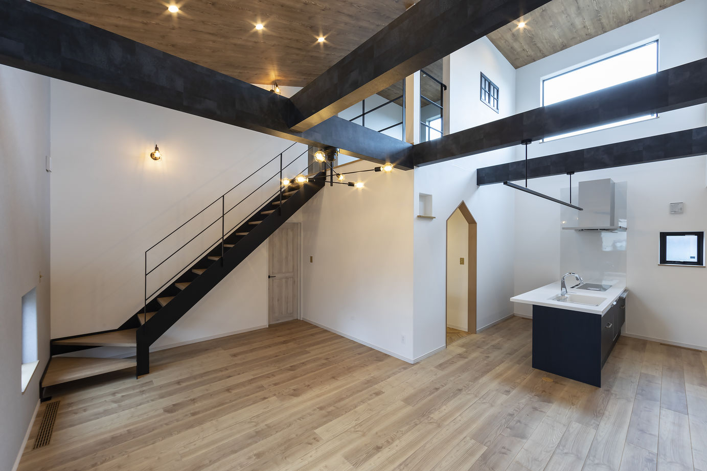 maida koumuten 【札幌市/2000万円台/間取り/吹抜け】吹き抜けで開放的なカフェ風住宅の建築実例画像2