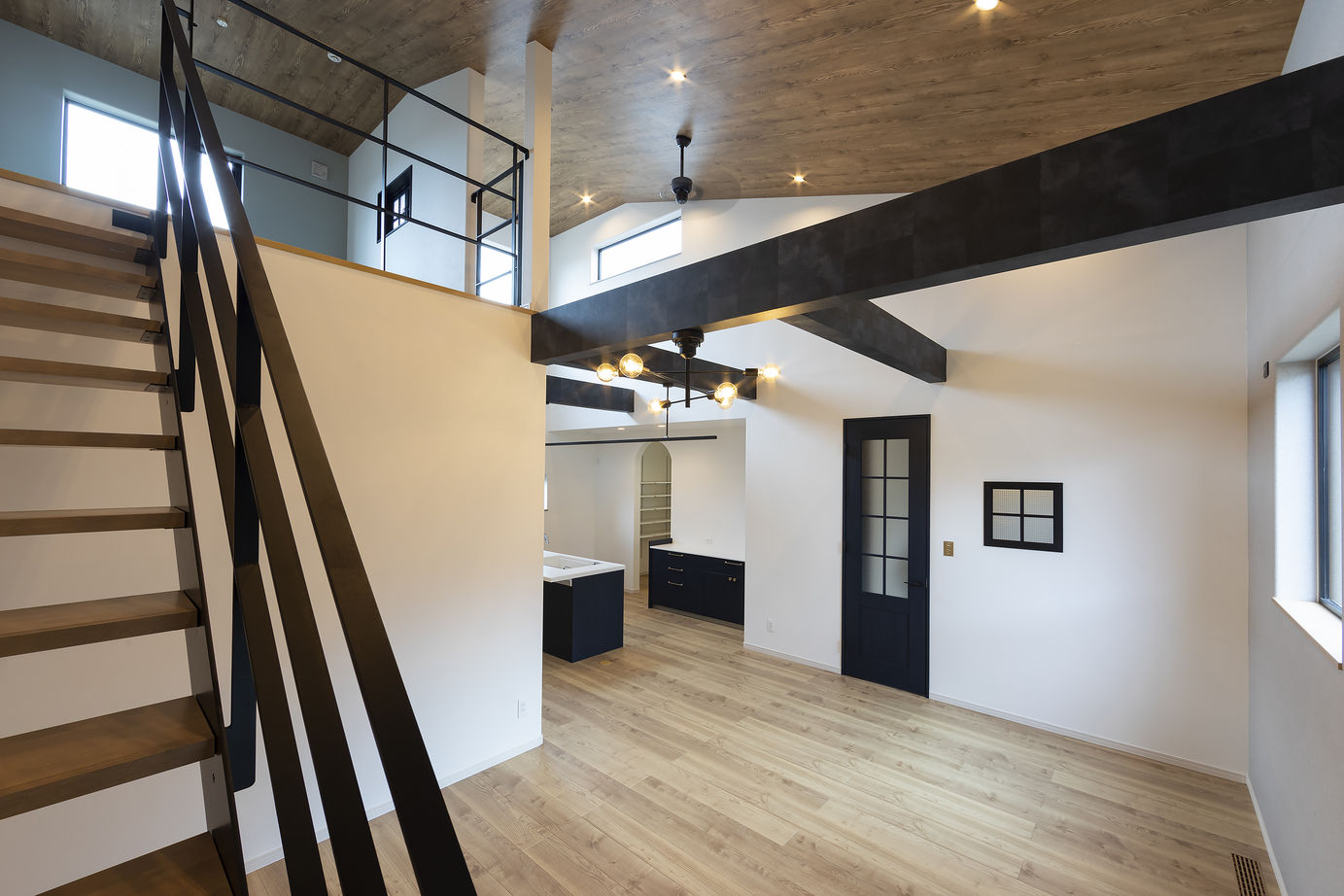 maida koumuten 【札幌市/2000万円台/間取り/吹抜け】吹き抜けで開放的なカフェ風住宅の建築実例画像4