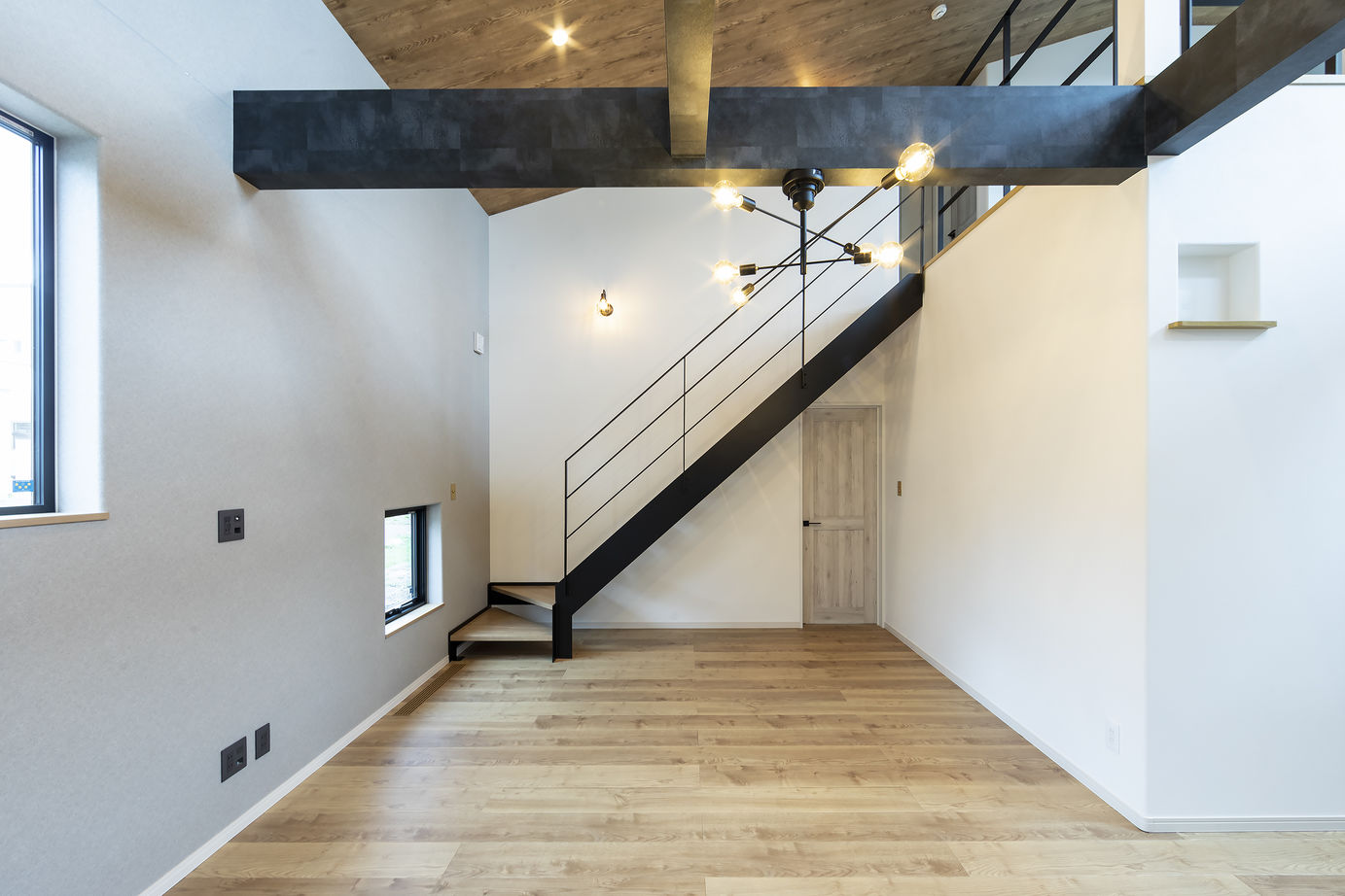 maida koumuten 【札幌市/2000万円台/間取り/吹抜け】吹き抜けで開放的なカフェ風住宅の建築実例画像5