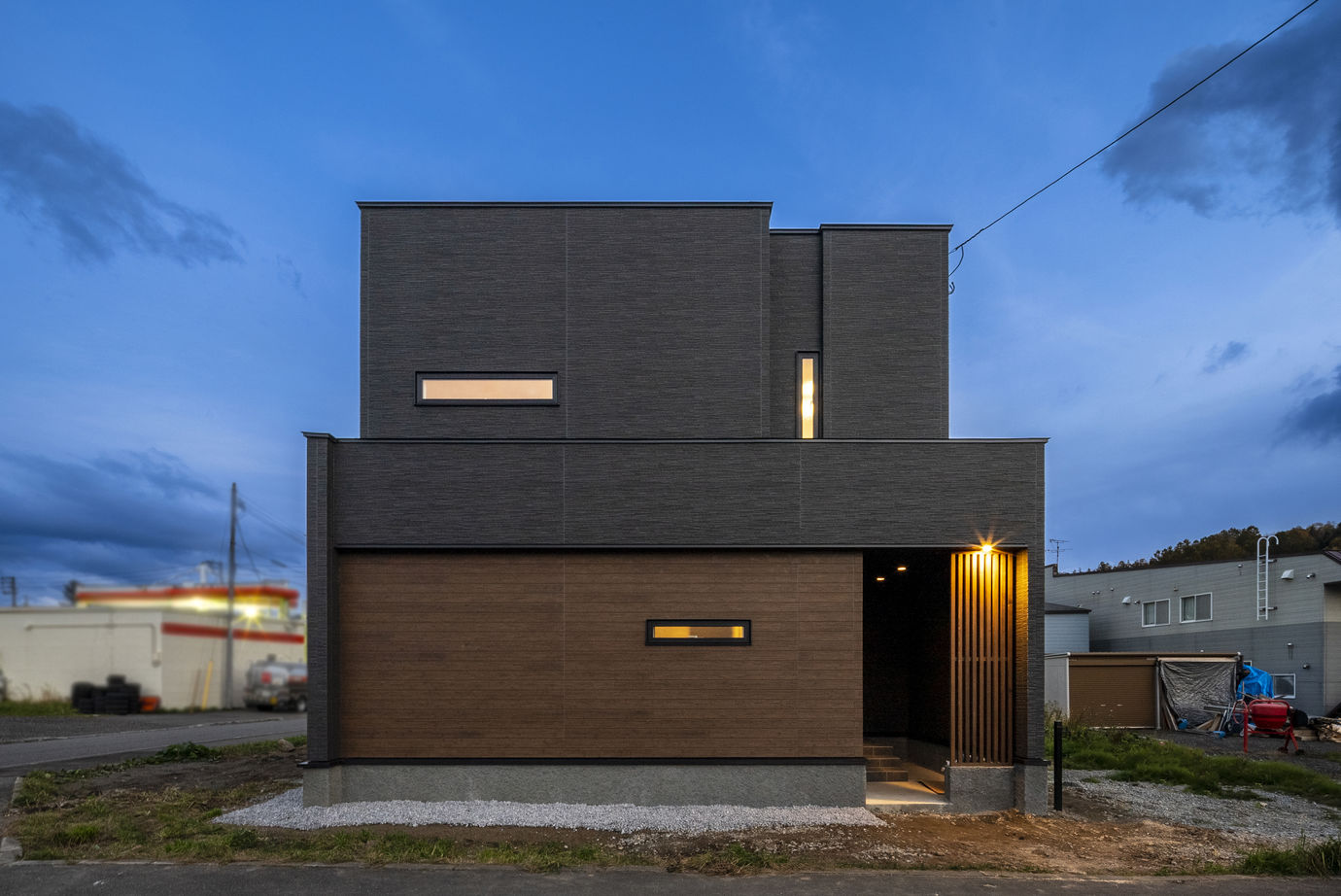 maida koumuten 【3000万円台/間取り】モダンカラーの切り替えが美しいファサード、大開口と吹き抜けが織りなす開放空間の建築実例画像