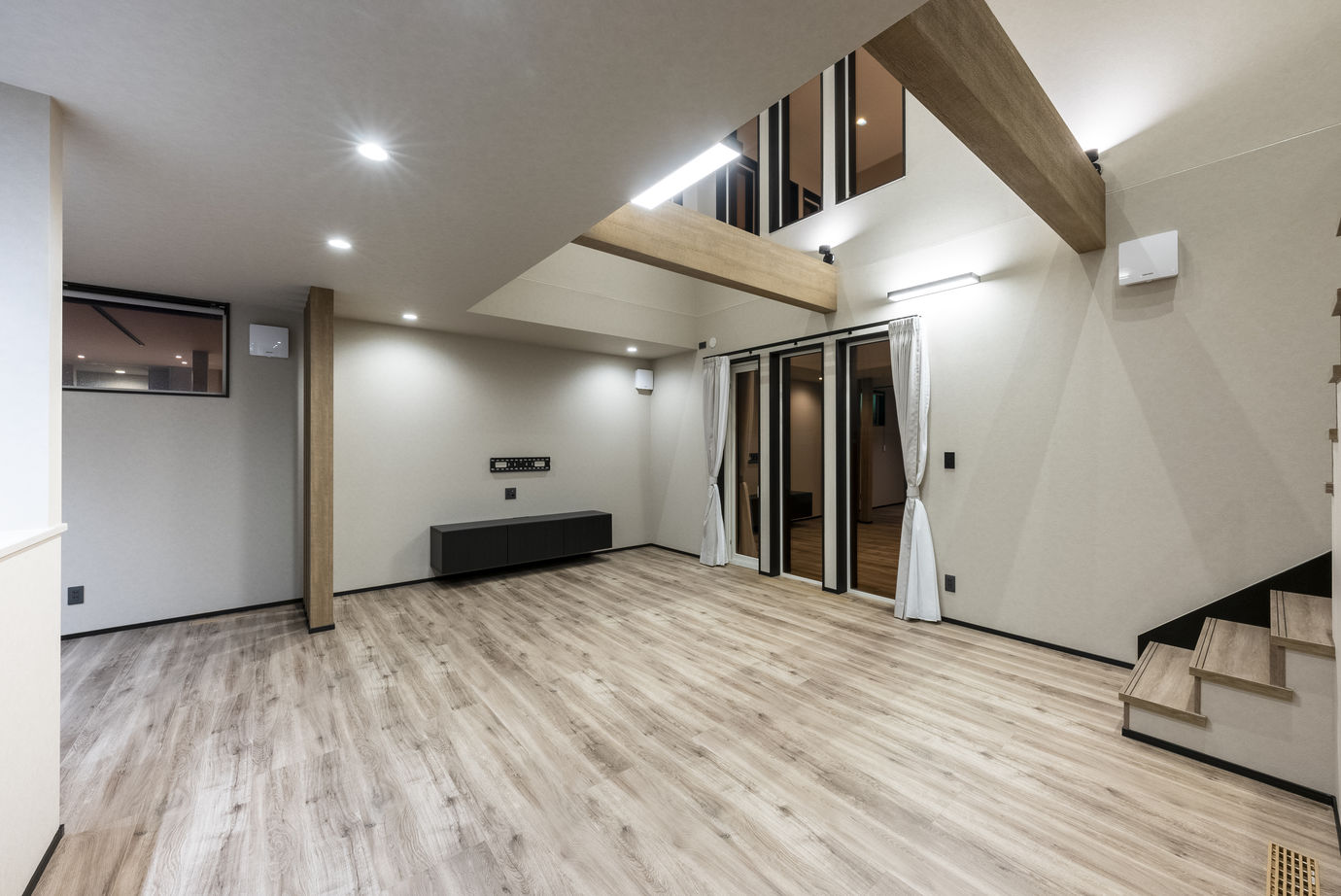 maida koumuten 【3000万円台/間取り】モダンカラーの切り替えが美しいファサード、大開口と吹き抜けが織りなす開放空間の建築実例画像2