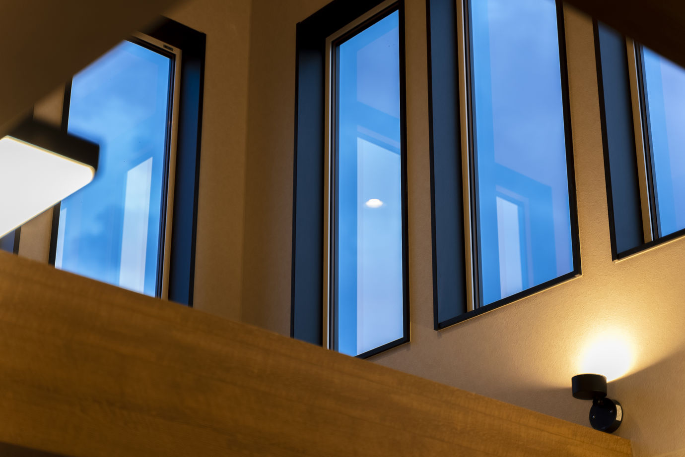 maida koumuten 【3000万円台/間取り】モダンカラーの切り替えが美しいファサード、大開口と吹き抜けが織りなす開放空間の建築実例画像3