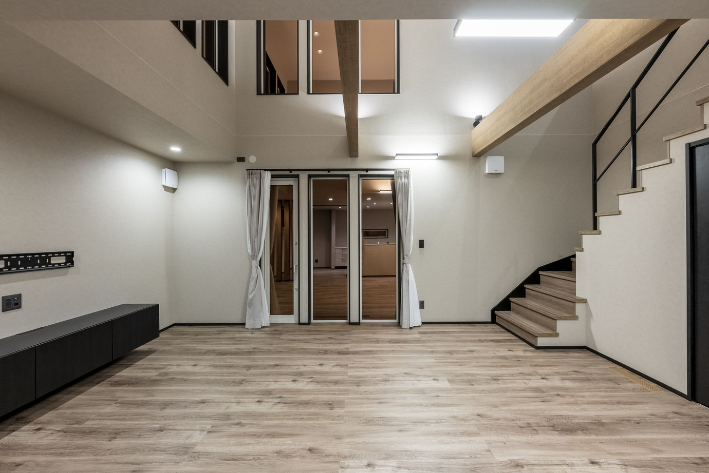 maida koumuten 【3000万円台/間取り】モダンカラーの切り替えが美しいファサード、大開口と吹き抜けが織りなす開放空間の建築実例画像4