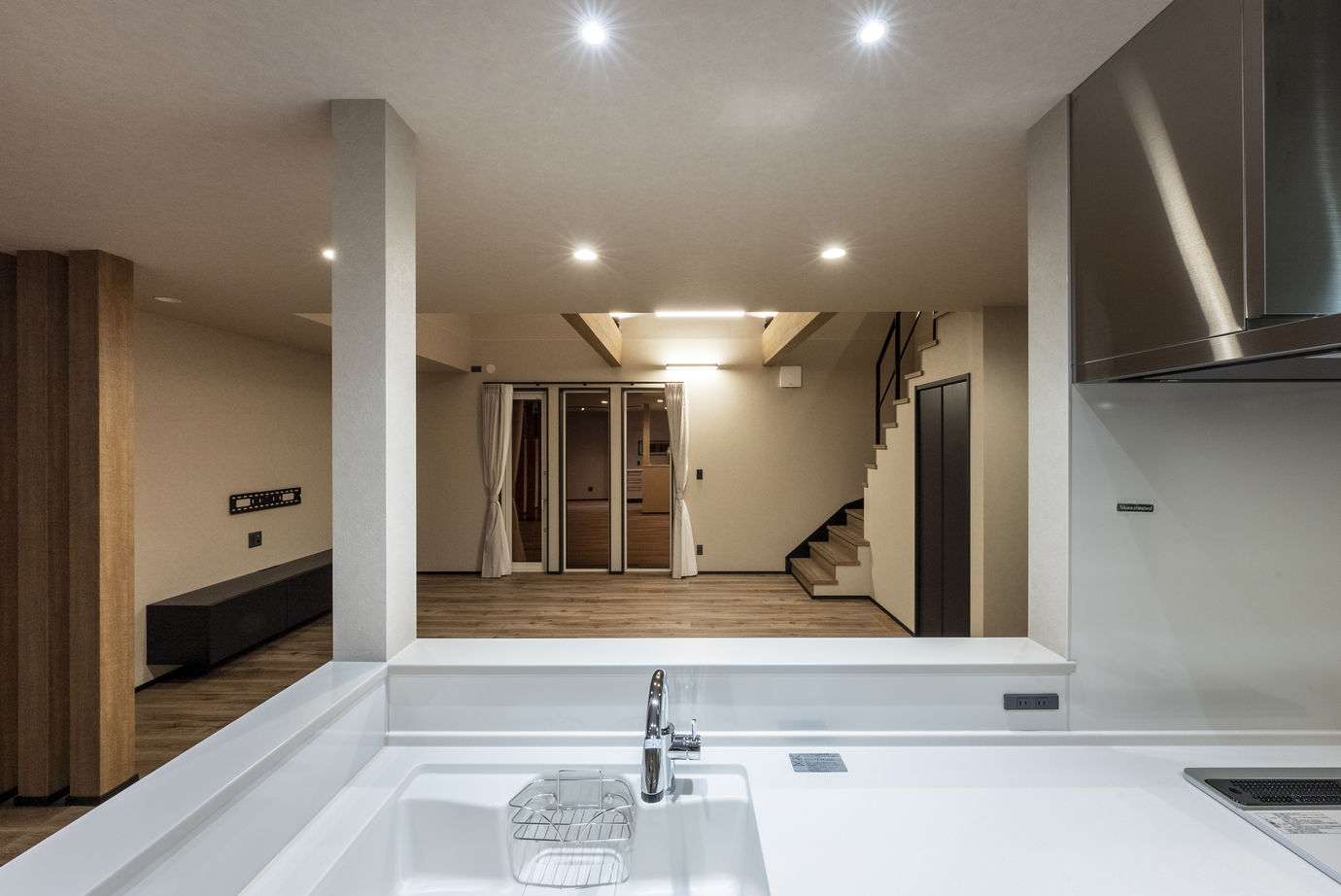 maida koumuten 【3000万円台/間取り】モダンカラーの切り替えが美しいファサード、大開口と吹き抜けが織りなす開放空間の建築実例画像5