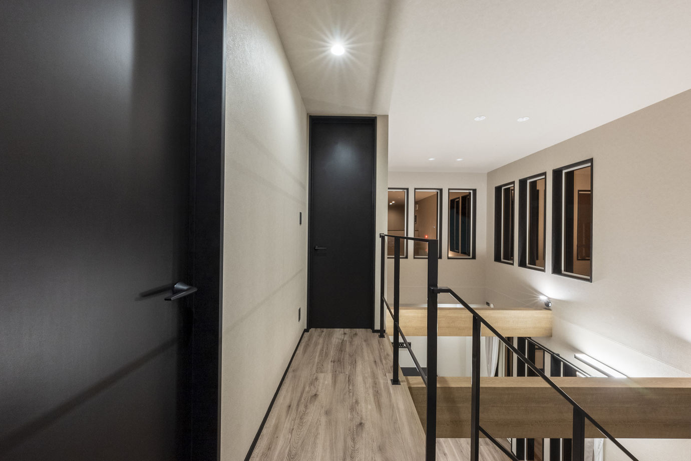 maida koumuten 【3000万円台/間取り】モダンカラーの切り替えが美しいファサード、大開口と吹き抜けが織りなす開放空間の建築実例画像7