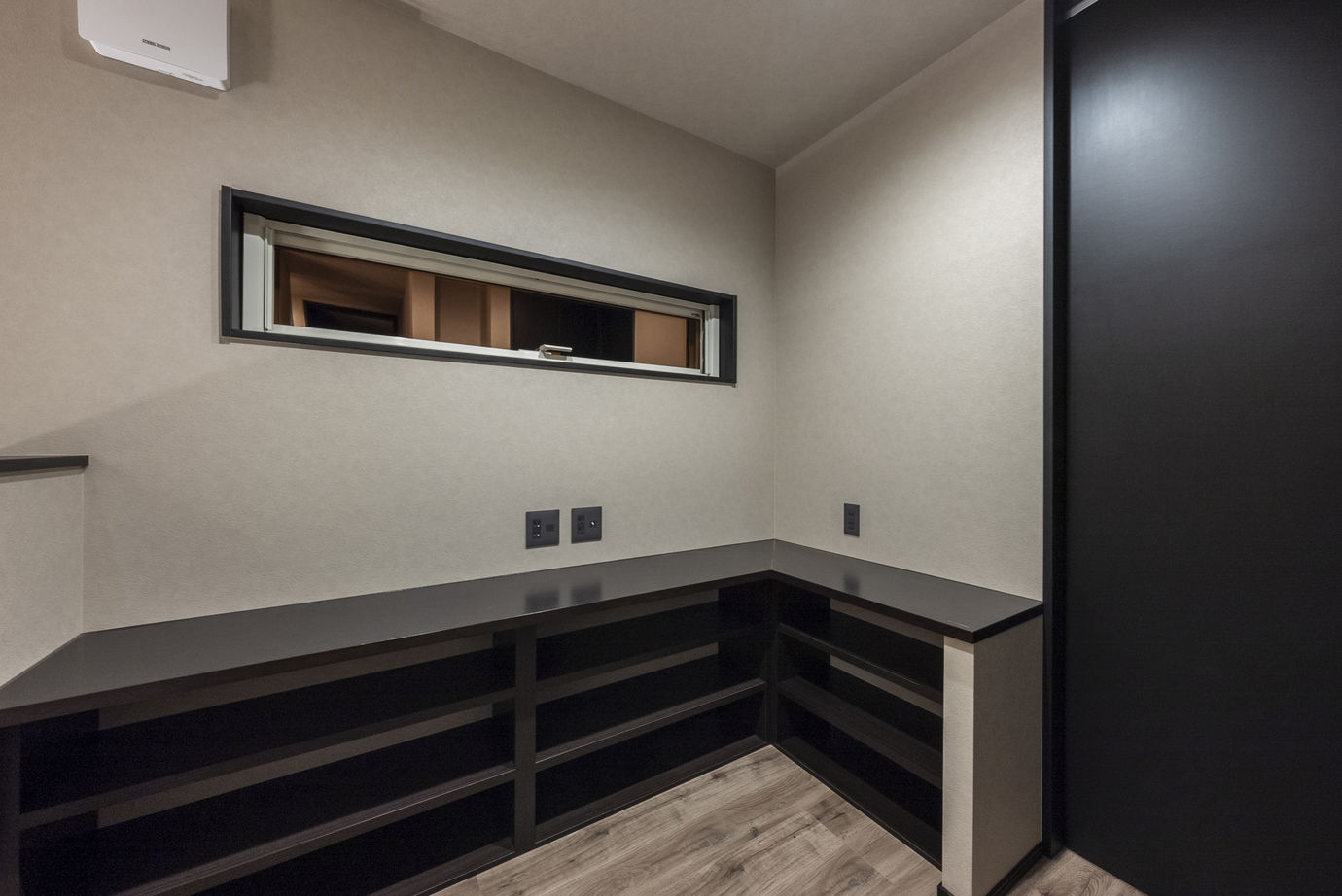 maida koumuten 【3000万円台/間取り】モダンカラーの切り替えが美しいファサード、大開口と吹き抜けが織りなす開放空間の建築実例画像8