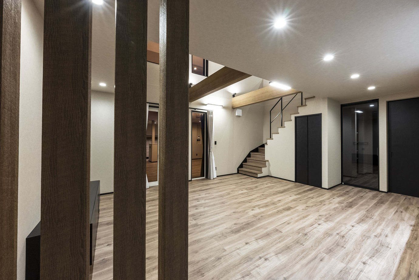 maida koumuten 【3000万円台/間取り】モダンカラーの切り替えが美しいファサード、大開口と吹き抜けが織りなす開放空間の建築実例画像9