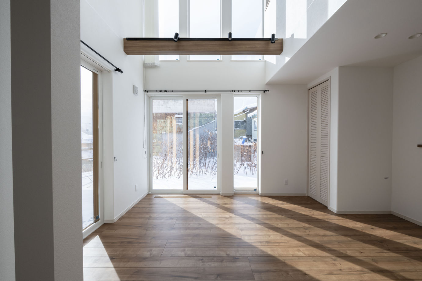 maida koumuten 【小樽市/3000万円台/間取り】大きな吹き抜けとたくさんの窓から陽光が差し込む、ぬくもりのある住まいの建築実例画像2