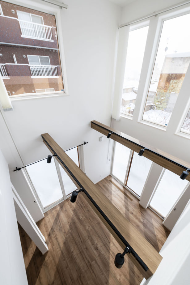 maida koumuten 【小樽市/3000万円台/間取り】大きな吹き抜けとたくさんの窓から陽光が差し込む、ぬくもりのある住まいの建築実例画像3